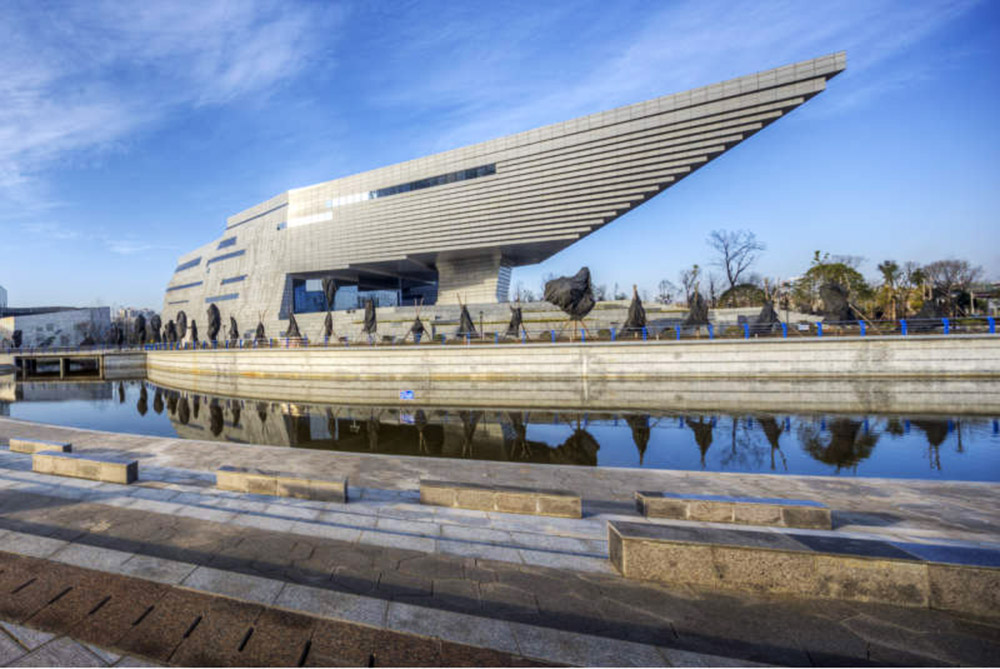 Qujing Museum challenges to the sense of gravity with its massive-mountainy view