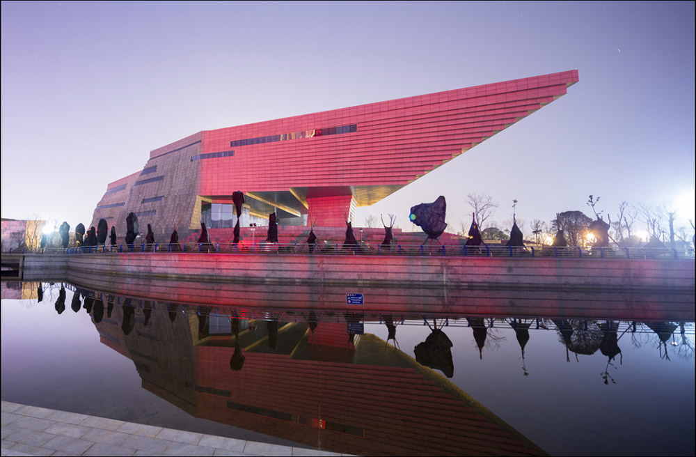 Qujing Museum challenges to the sense of gravity with its massive-mountainy view