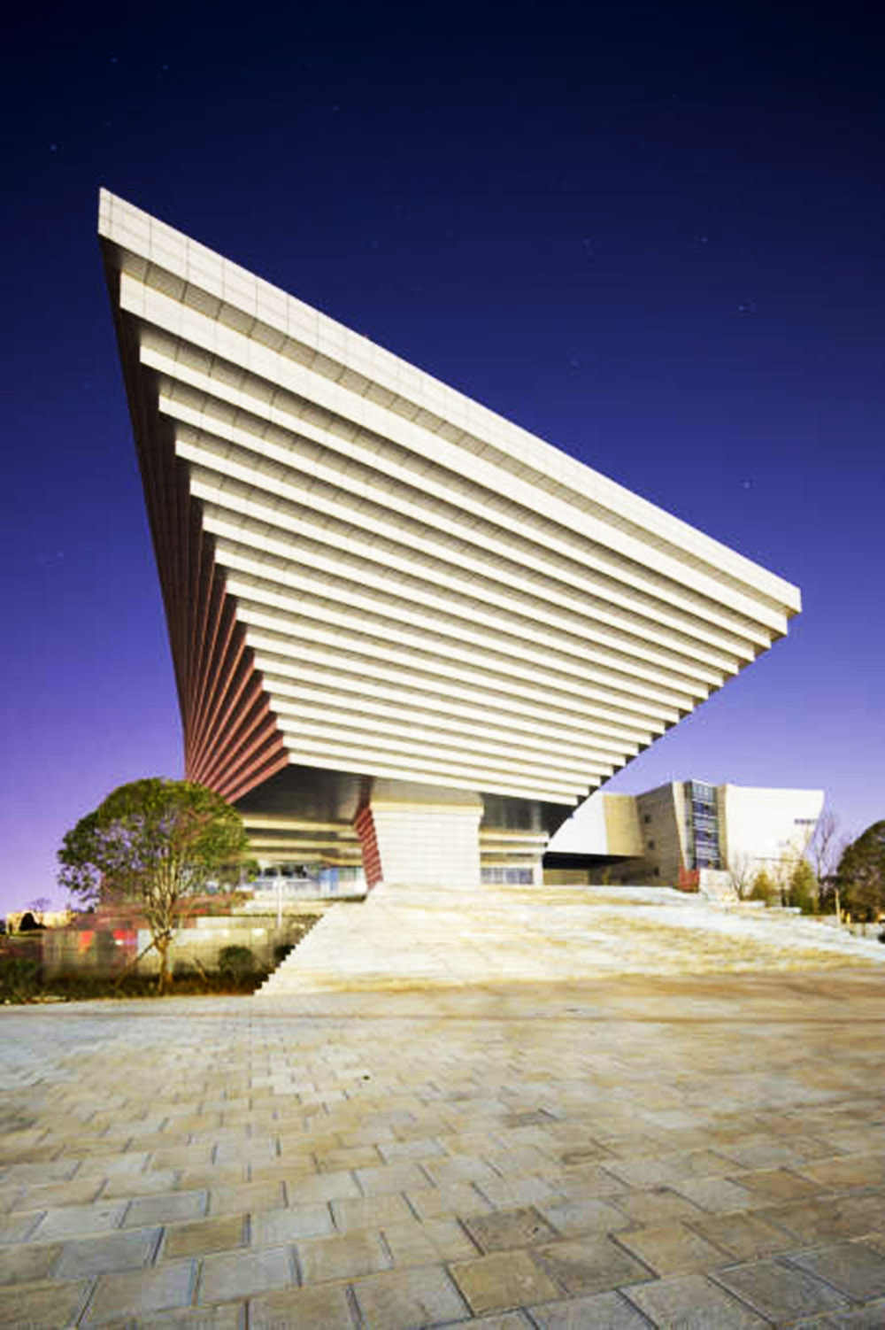 Qujing Museum challenges to the sense of gravity with its massive-mountainy view
