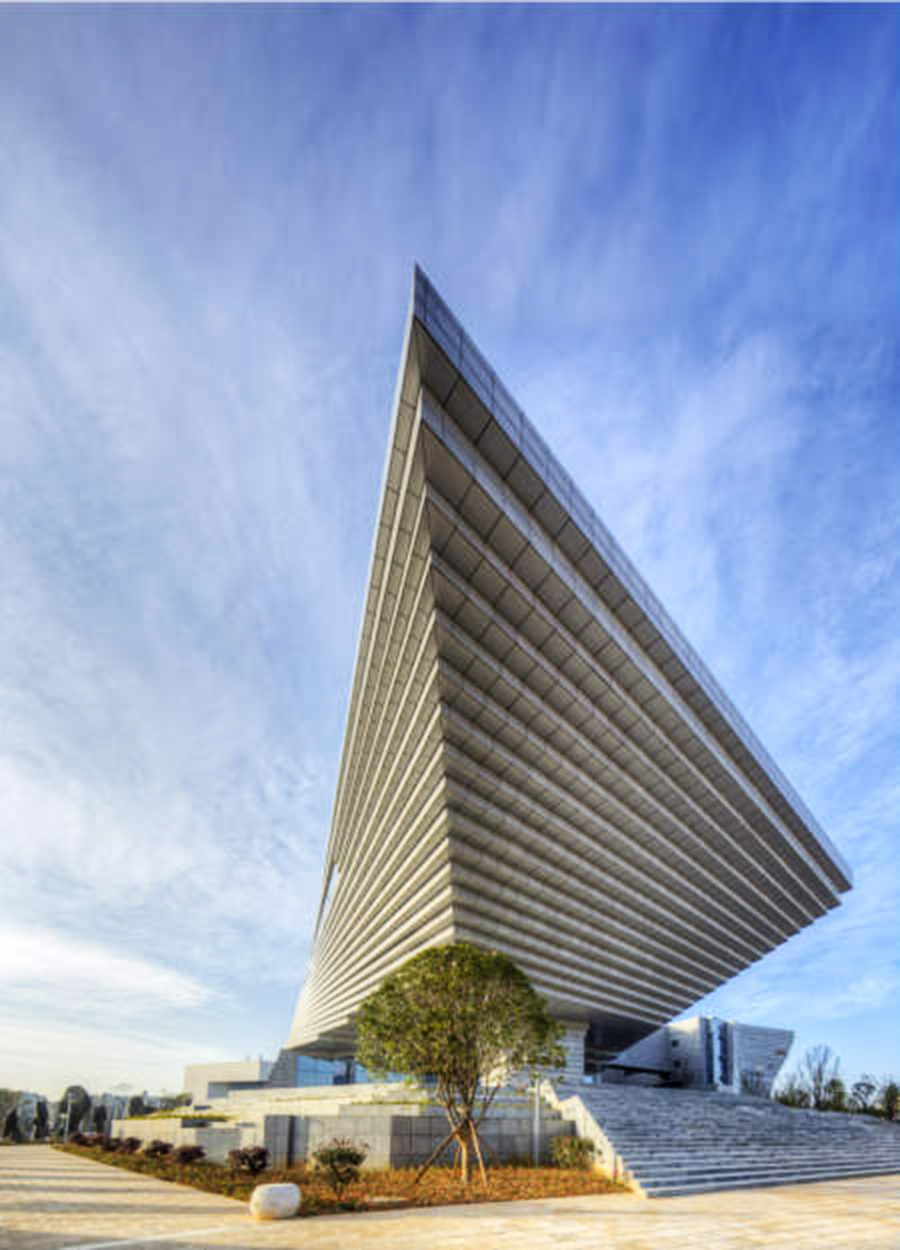 Qujing Museum challenges to the sense of gravity with its massive-mountainy view