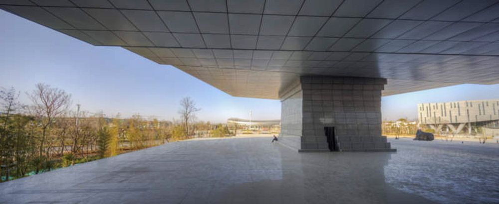 Qujing Museum challenges to the sense of gravity with its massive-mountainy view