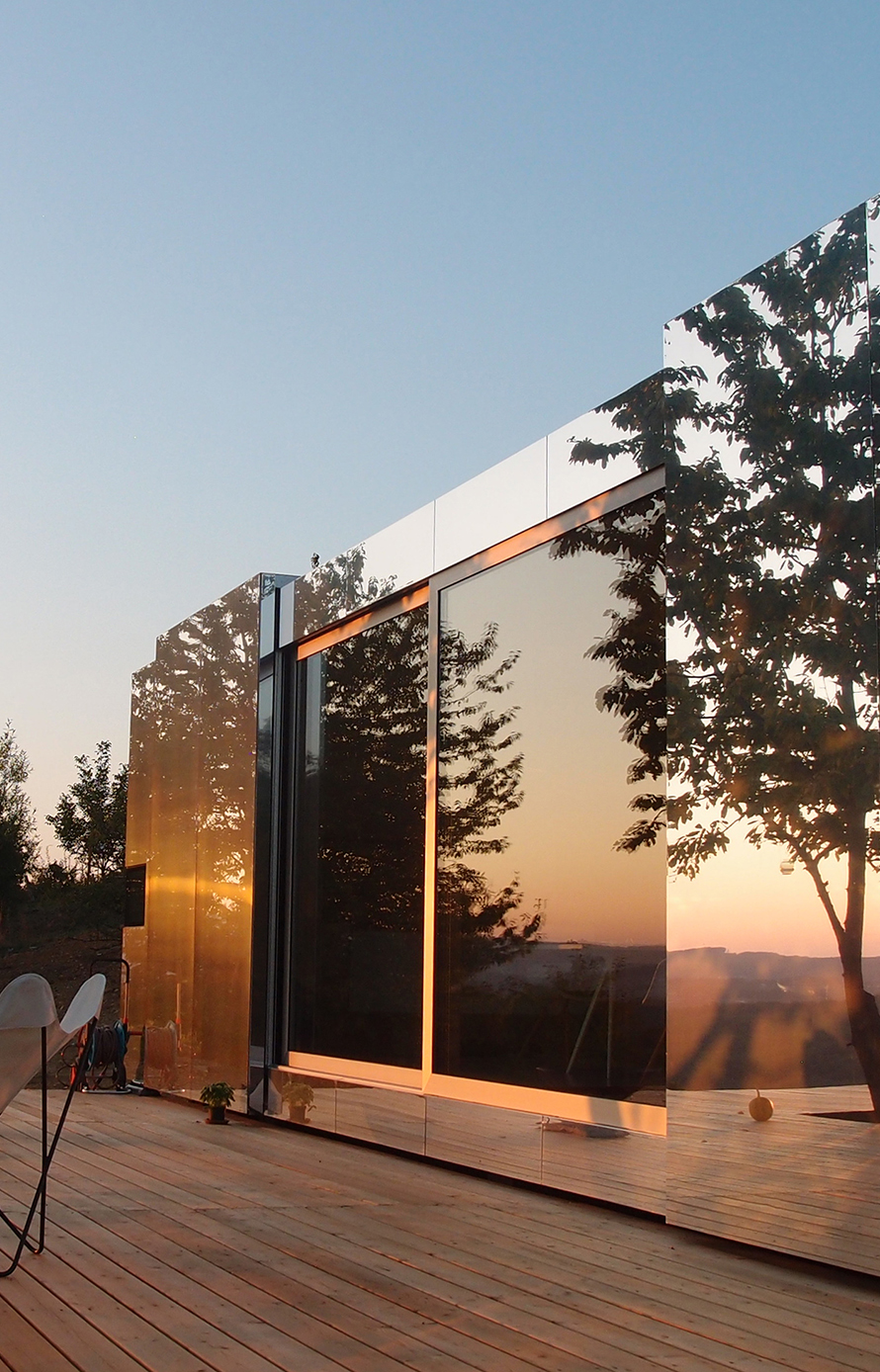 Delugan Meissl Architects designed an invisible house that gets lost in environment