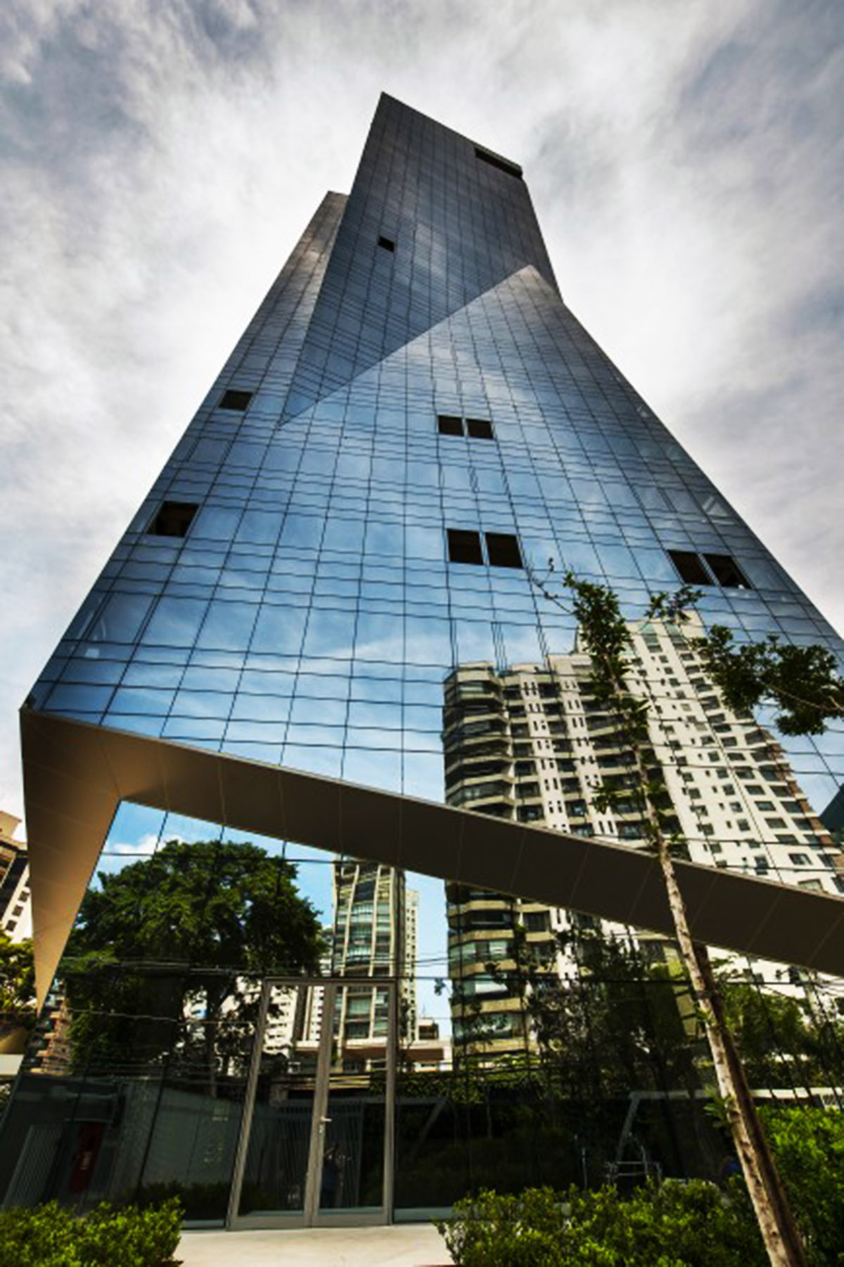 Libeskind’s first luminous residential tower ’’Vitra’’ completed in Brazil