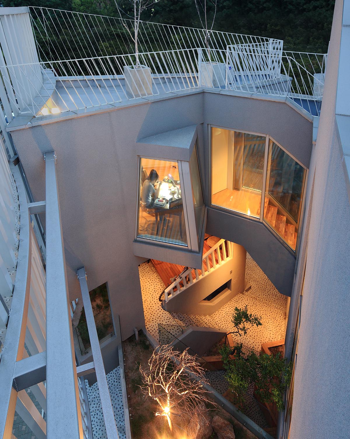 Kyeong Dok Jai is a fragmented complex that maximizes the program of the house