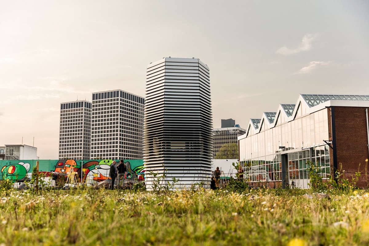 Roosegaarde creates clean air&Smog Free Rings at the opening of the Smog Free Project in Rotterdam