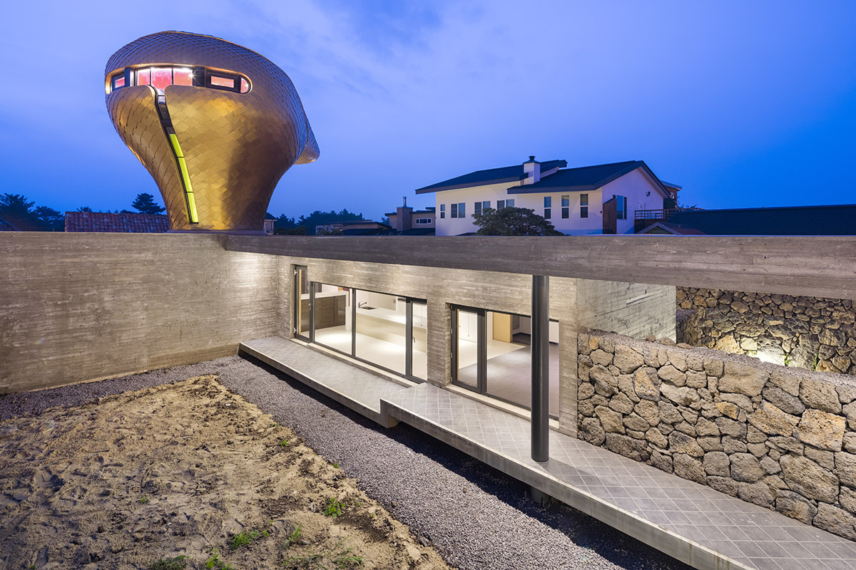 Moon Hoon puts a weird ’’avant-garde’’ piece on wind houses hovering on Jeju Island