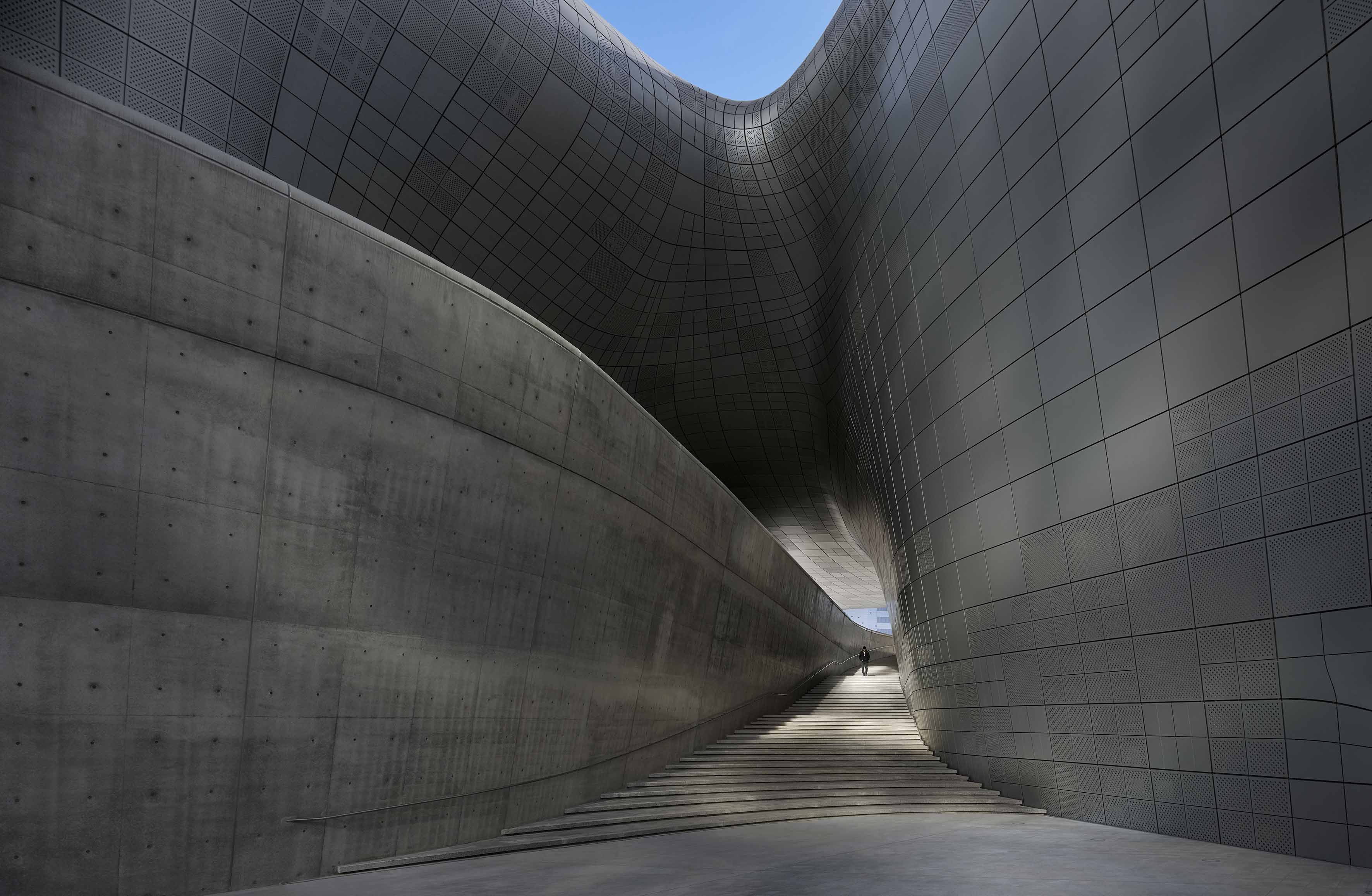 Dongdaemun design. Dongdaemun Design Plaza Заха Хадид. Dongdaemun Design Plaza здание Захи Хадид. Zaha Hadid Сеул. Здание Захи Хадид в Сеуле.