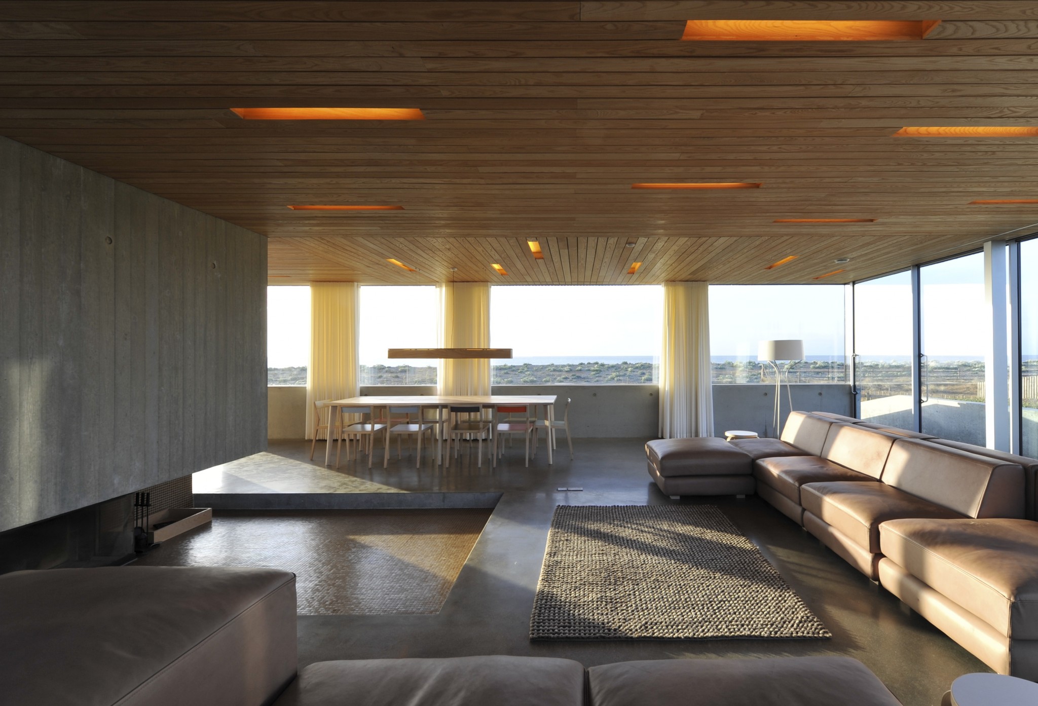 Dune House crushes the glass with its hybrid roof design:looks like a &rsquo;&rsquo;bold hat&rsquo;&rsquo;