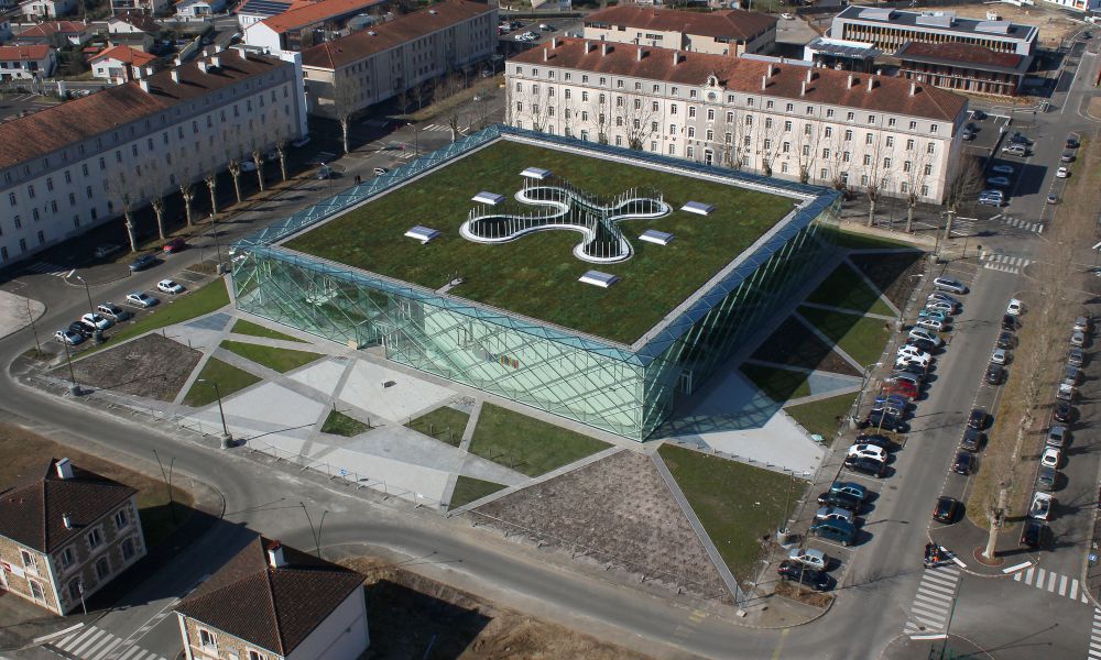 Marsan media library in France:is a &rsquo;&rsquo;calm&rsquo;&rsquo; glass box