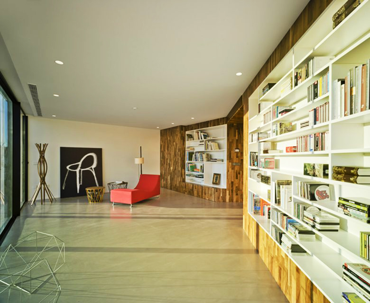 Crossed House forces the limits of cantilever with a massy look