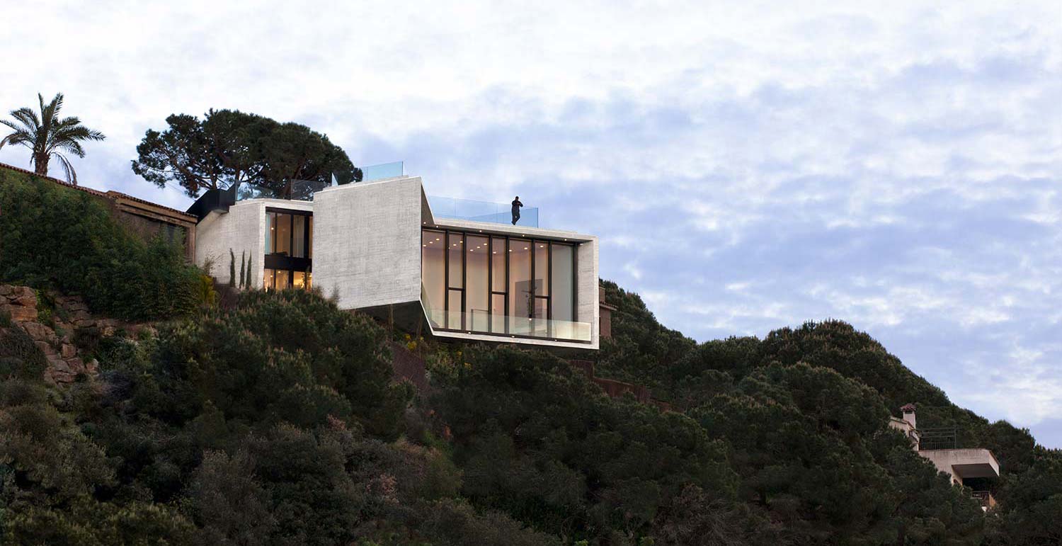 Cadaval & Solà-Morales’ ’’X House’’ neutralizes itself with its unique appearance on the cliff