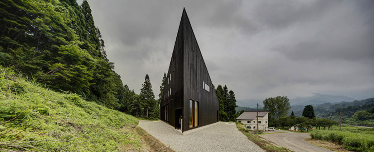 Australia House is a gallery and studio that stands as art object in Japan