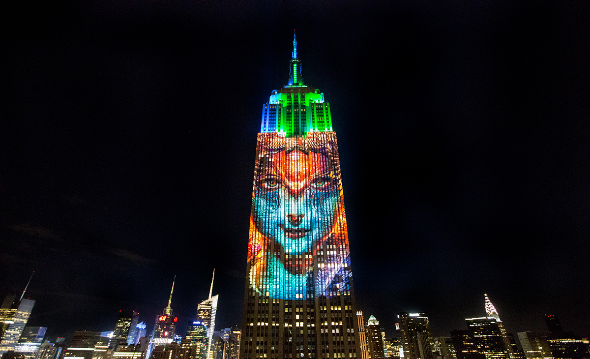 Obscura Digital covers The Empire State Building with massive projections of endangered animals