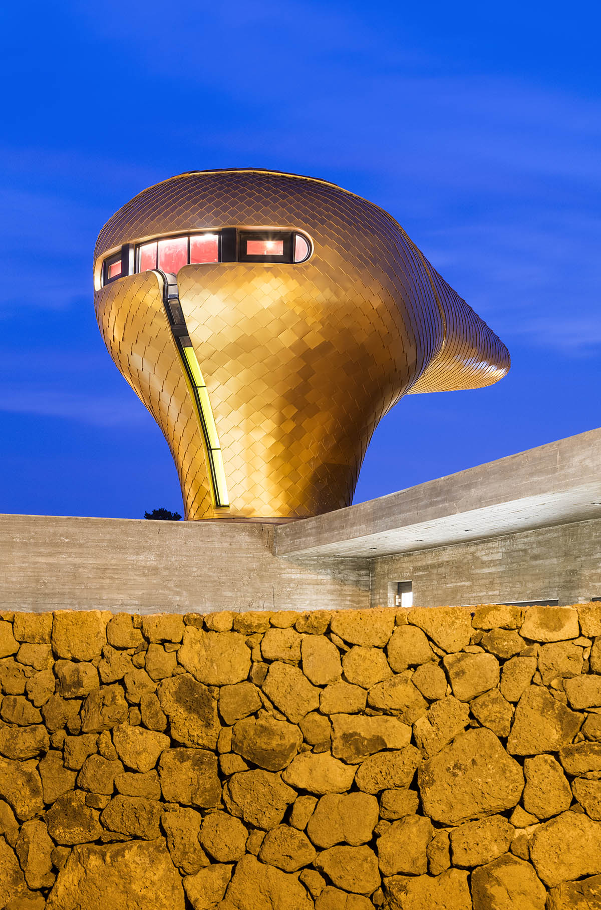 Moon Hoon puts a weird ’’avant-garde’’ piece on wind houses hovering on Jeju Island