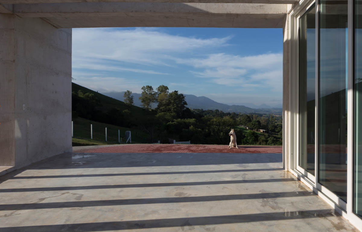 Casa HLM by Rafael Lorentz integrates with landscape presenting a pure view in Brazil