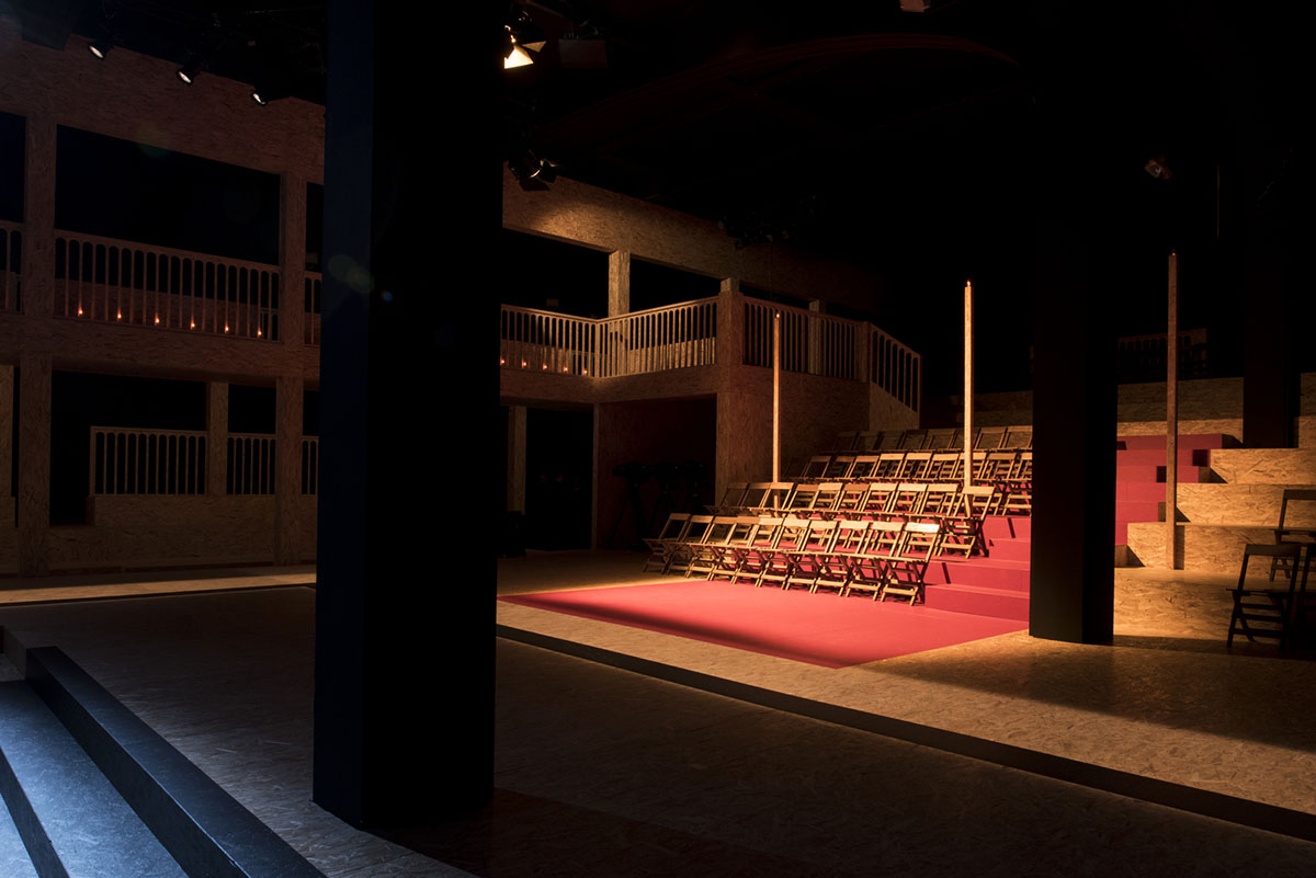 AMO blurres the lines between the audience and actor for 2016 FW Prada Men’s and Women’s Show