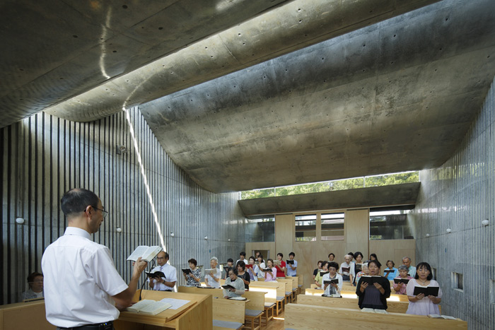 Takeshi Hosaka Architects designed a public church in Japan