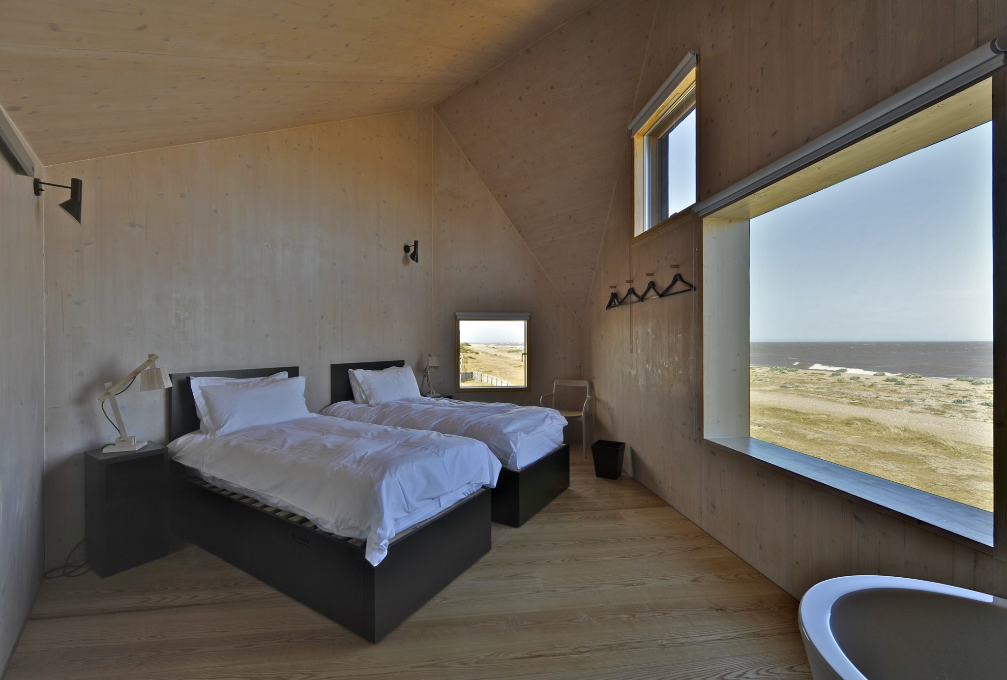 Dune House crushes the glass with its hybrid roof design:looks like a &rsquo;&rsquo;bold hat&rsquo;&rsquo;