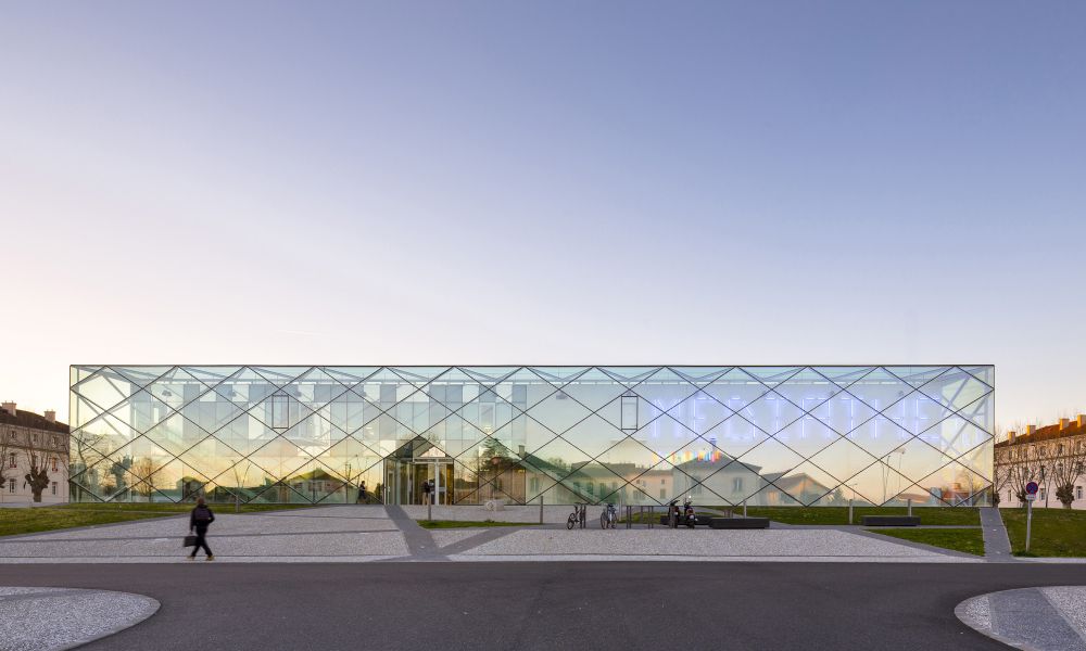 Marsan media library in France:is a &rsquo;&rsquo;calm&rsquo;&rsquo; glass box