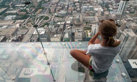 Chicago skyscraper’s viewing deck cracks under tourists’ feet – 1,353ft up