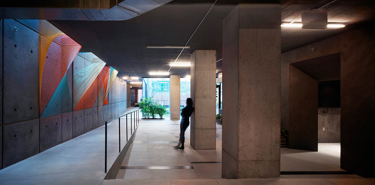 Inés Esnal covers concrete walls with colorful elastic colored ropes