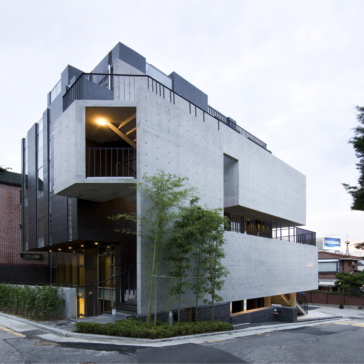 L’EAU Design designed a folded apartment that works with facade articulation