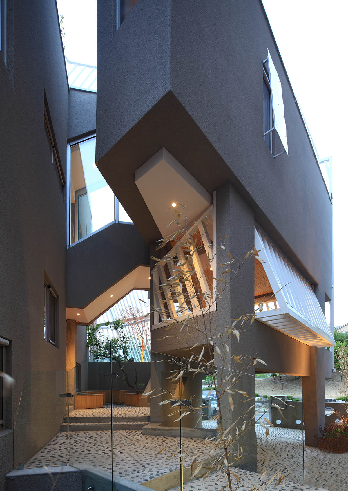 Kyeong Dok Jai is a fragmented complex that maximizes the program of the house
