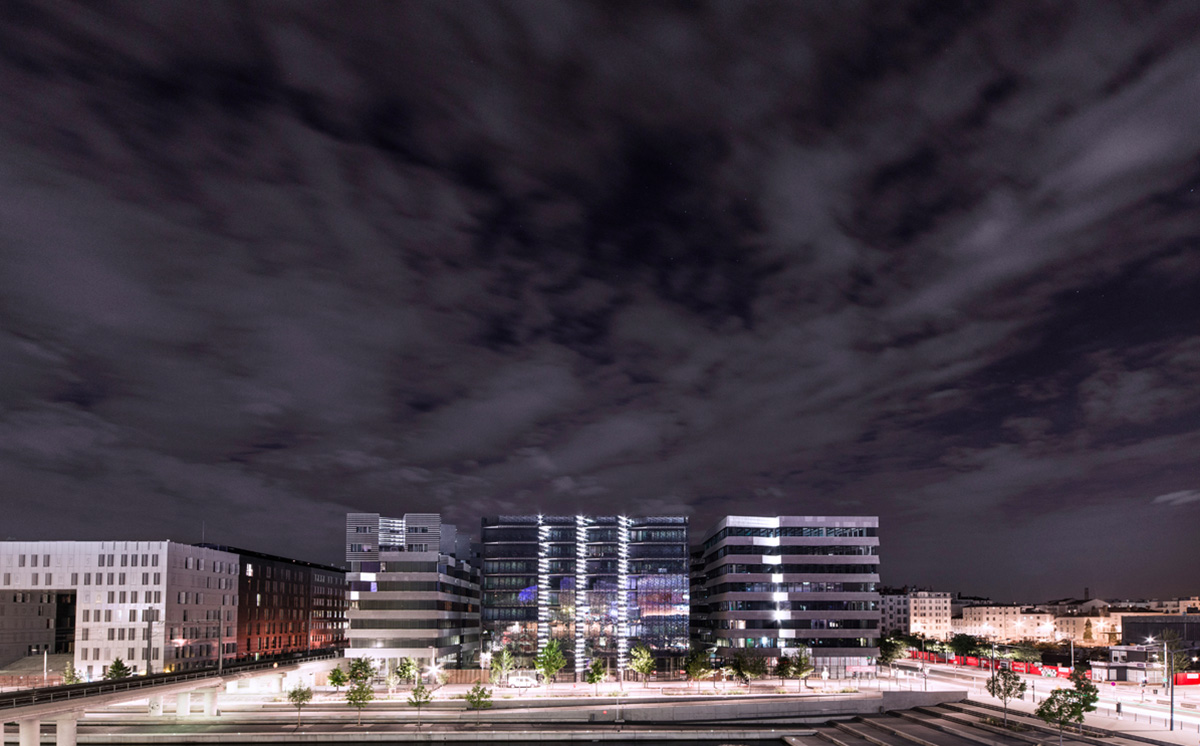 Kengo Kuma’s ’’Hikari’’ reflects the water’s surface in its undulating facade