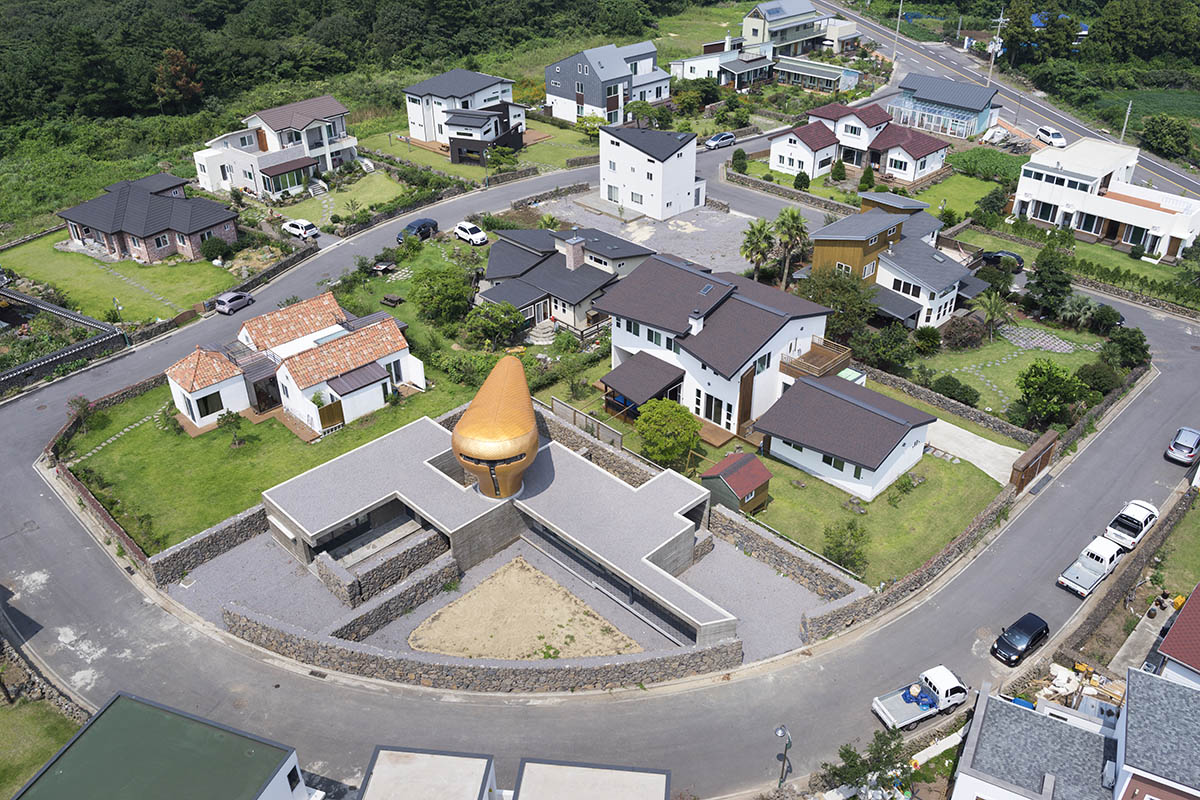 Moon Hoon puts a weird ’’avant-garde’’ piece on wind houses hovering on Jeju Island