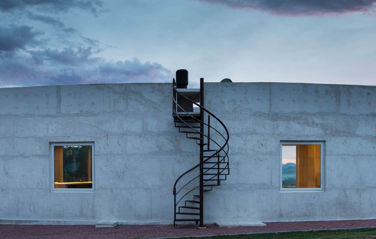 Casa HLM by Rafael Lorentz integrates with landscape presenting a pure view in Brazil