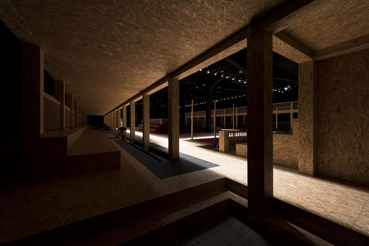 AMO blurres the lines between the audience and actor for 2016 FW Prada Men’s and Women’s Show