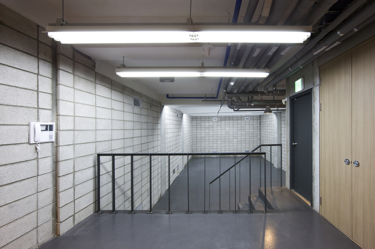 L’EAU Design designed a folded apartment that works with facade articulation