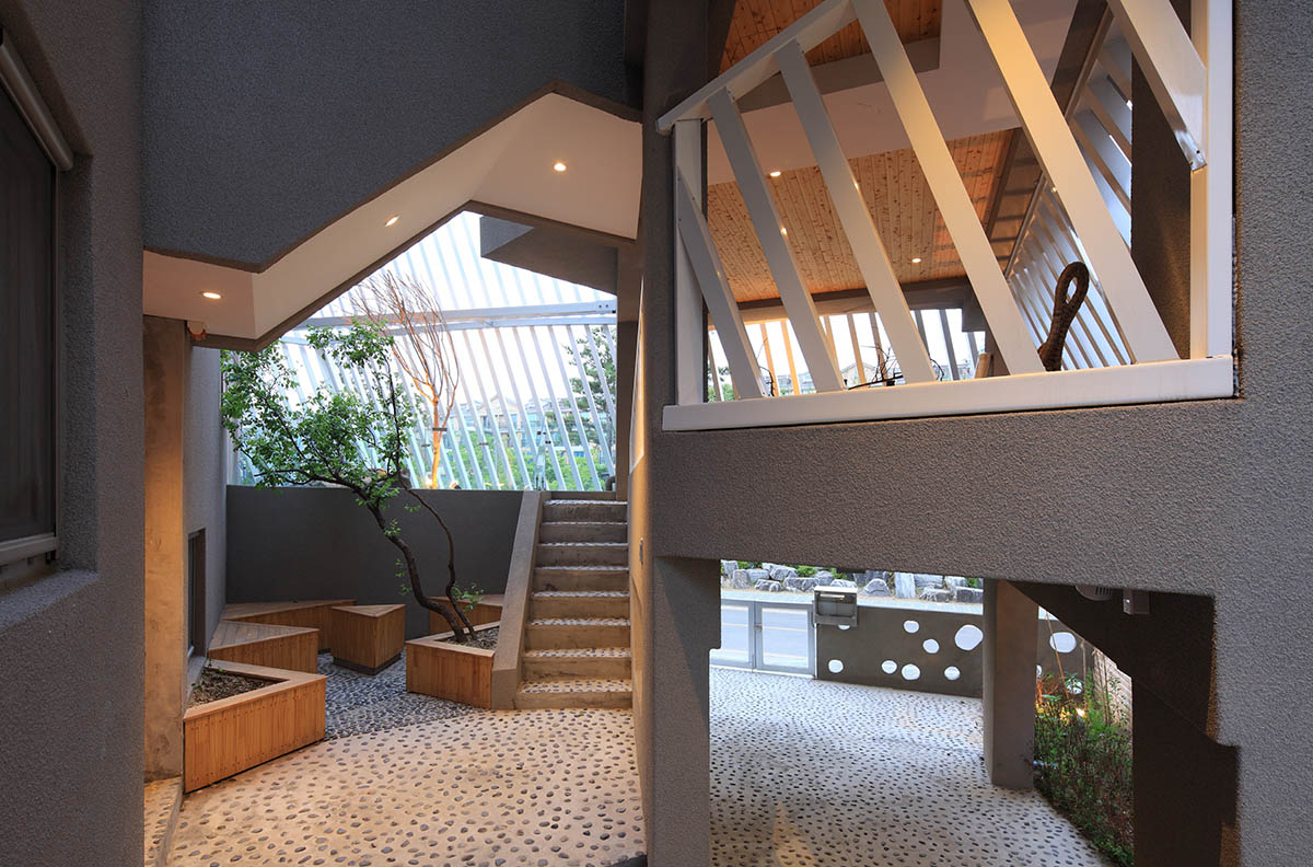 Kyeong Dok Jai is a fragmented complex that maximizes the program of the house