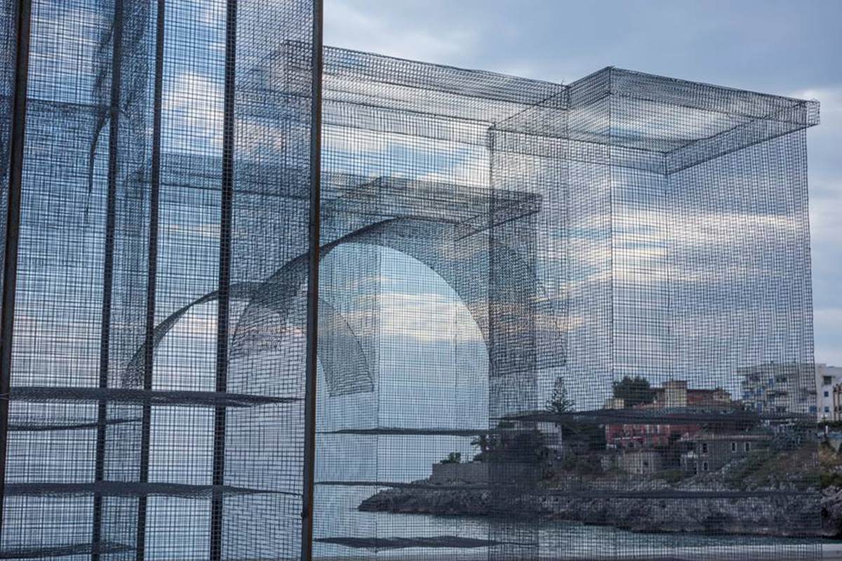 Edoardo Tresoldi creates a huge figurative sculptures by just using ’’wire’’