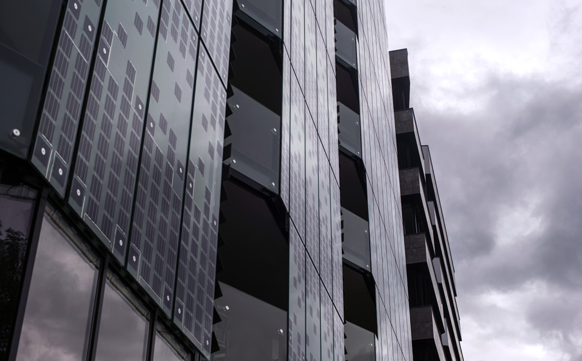 Kengo Kuma’s ’’Hikari’’ reflects the water’s surface in its undulating facade