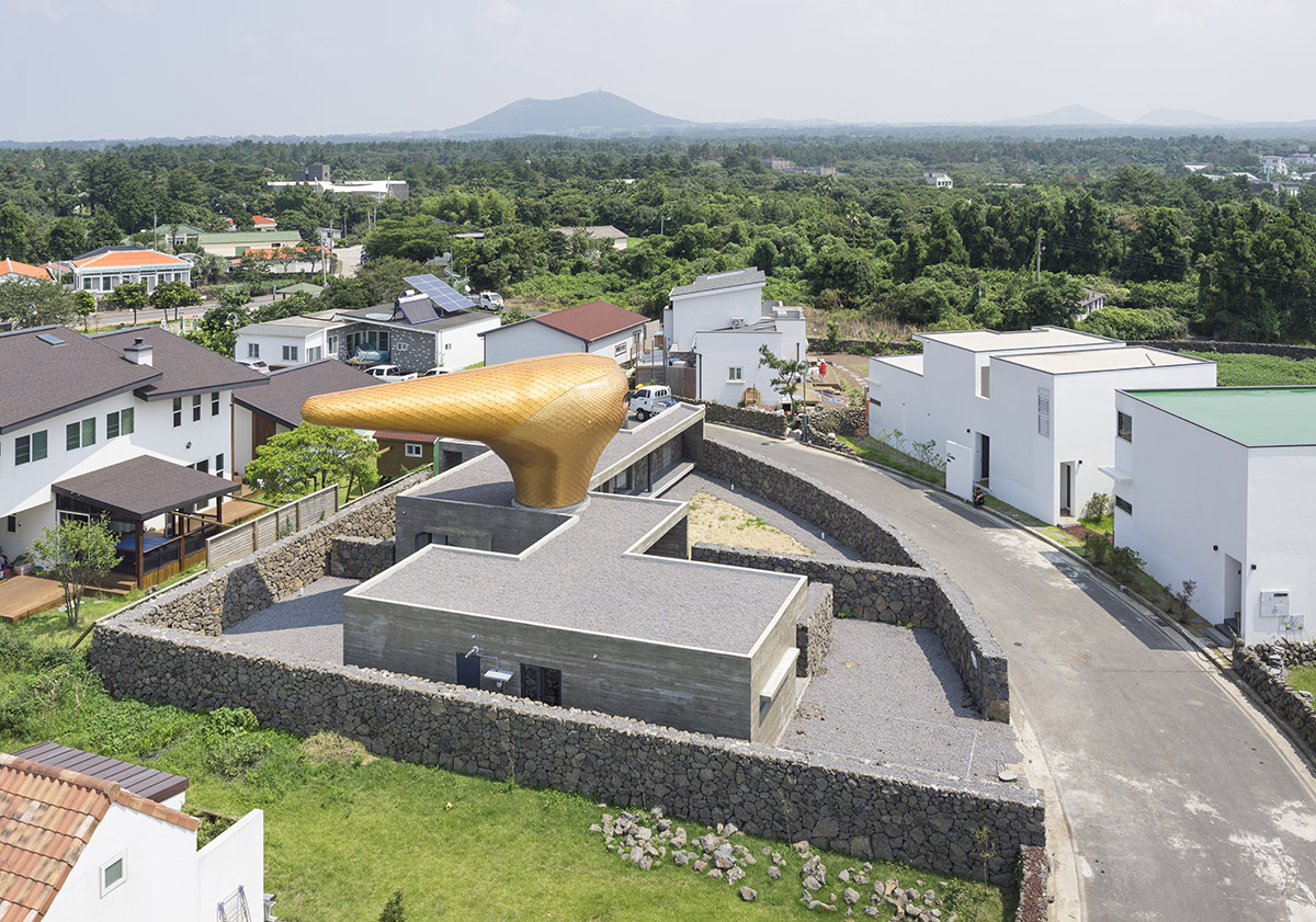 Moon Hoon puts a weird ’’avant-garde’’ piece on wind houses hovering on Jeju Island