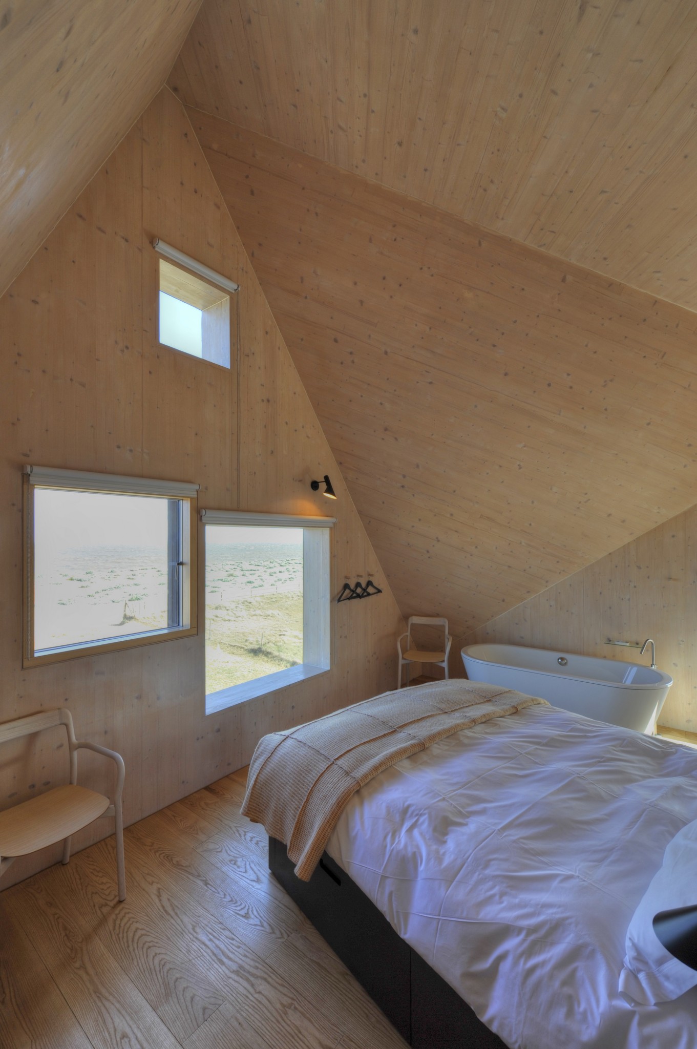 Dune House crushes the glass with its hybrid roof design:looks like a &rsquo;&rsquo;bold hat&rsquo;&rsquo;