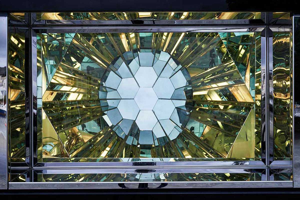 This ’’cube’’ rewrites the renewable energy methods as a new highly-mirrored object in any location