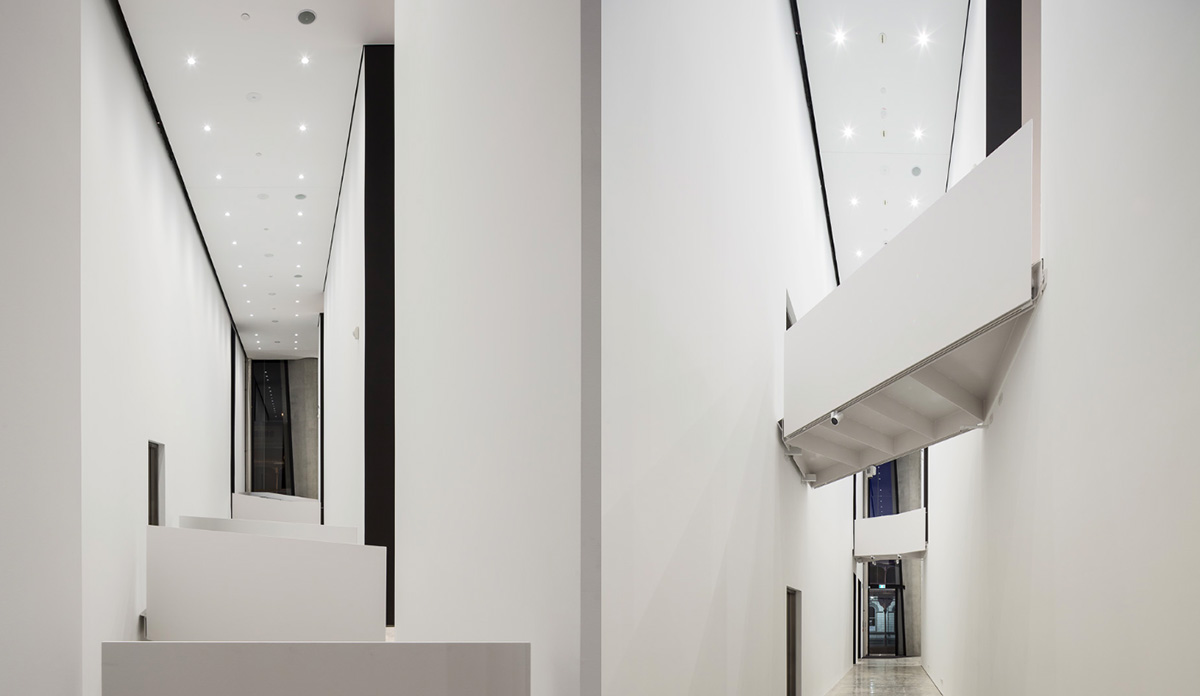 The Len Lye Contemporary Art Museum is a new urban sculpture that creates a holographic effect