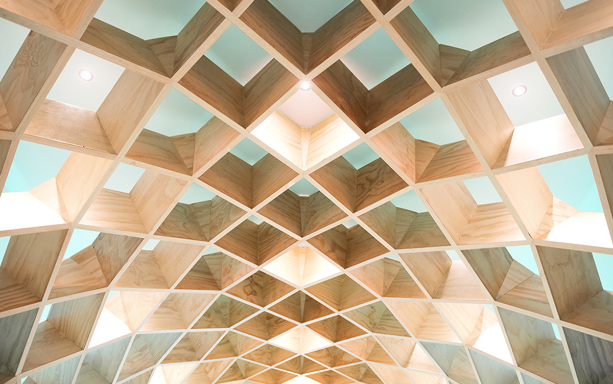 A domed-wrapping bookshelf installed by anagrama inside conarte library