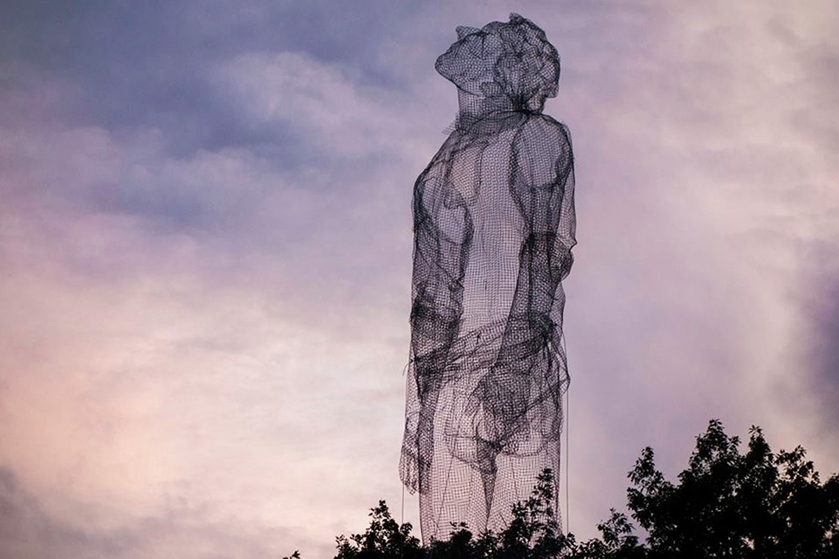 Edoardo Tresoldi creates a huge figurative sculptures by just using ’’wire’’
