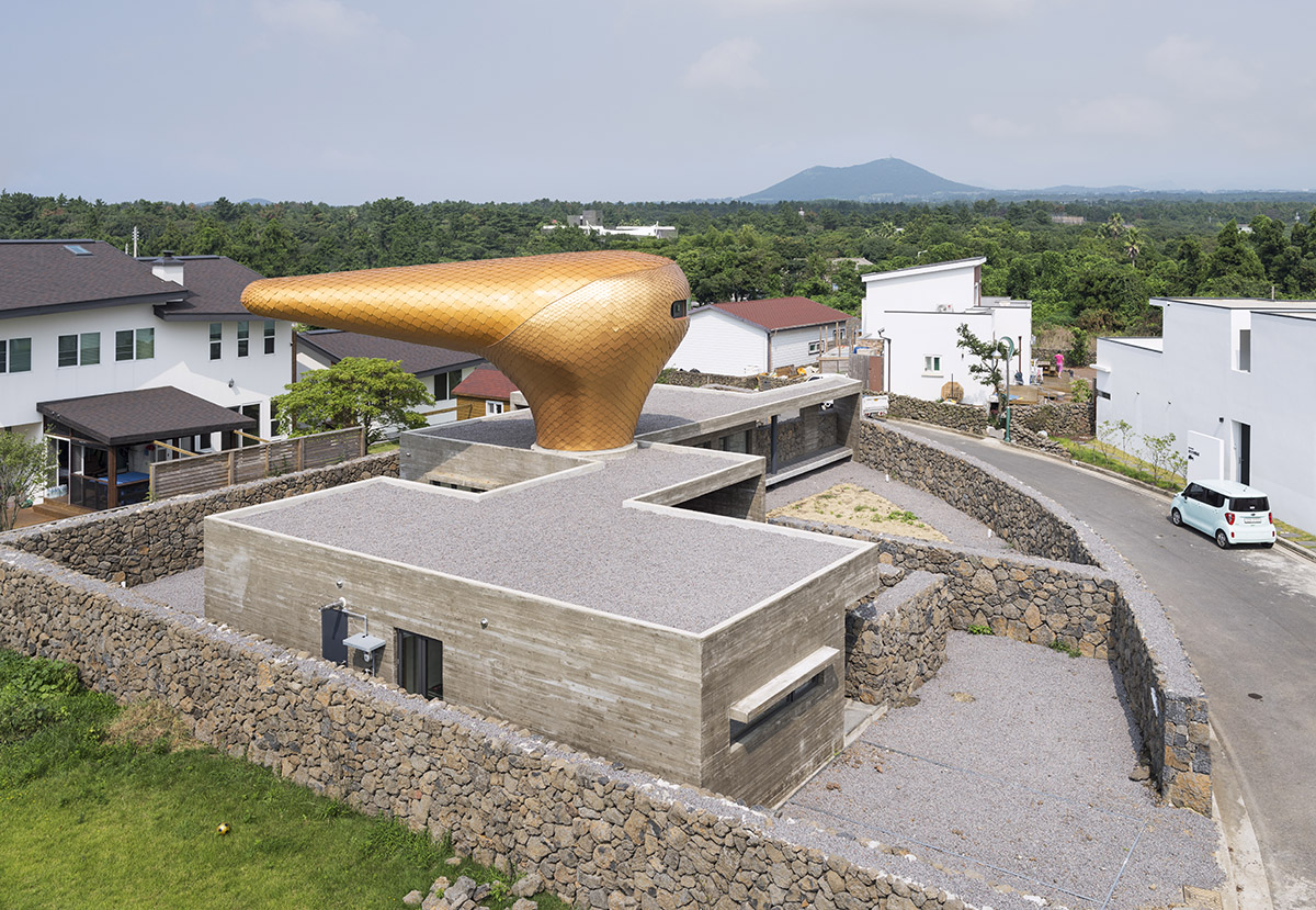 Moon Hoon puts a weird ’’avant-garde’’ piece on wind houses hovering on Jeju Island