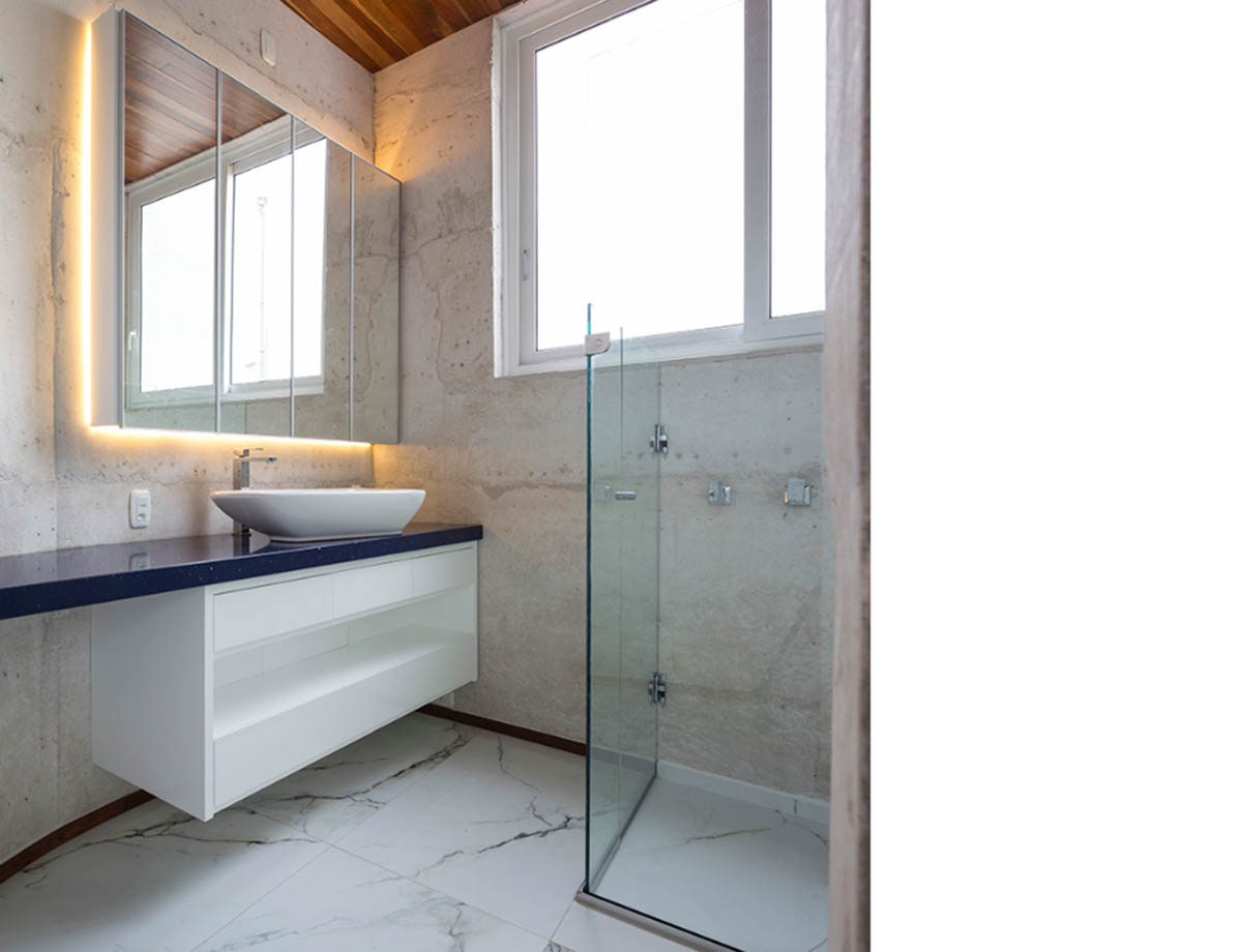 Casa HLM by Rafael Lorentz integrates with landscape presenting a pure view in Brazil