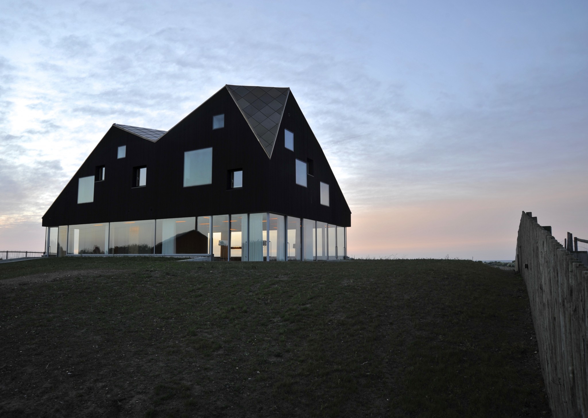 Dune House crushes the glass with its hybrid roof design:looks like a &rsquo;&rsquo;bold hat&rsquo;&rsquo;