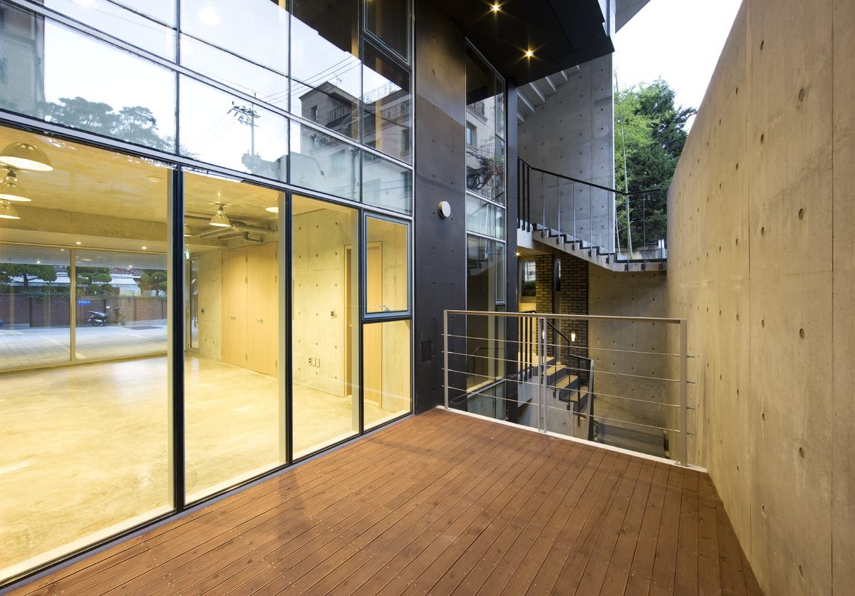 L’EAU Design designed a folded apartment that works with facade articulation