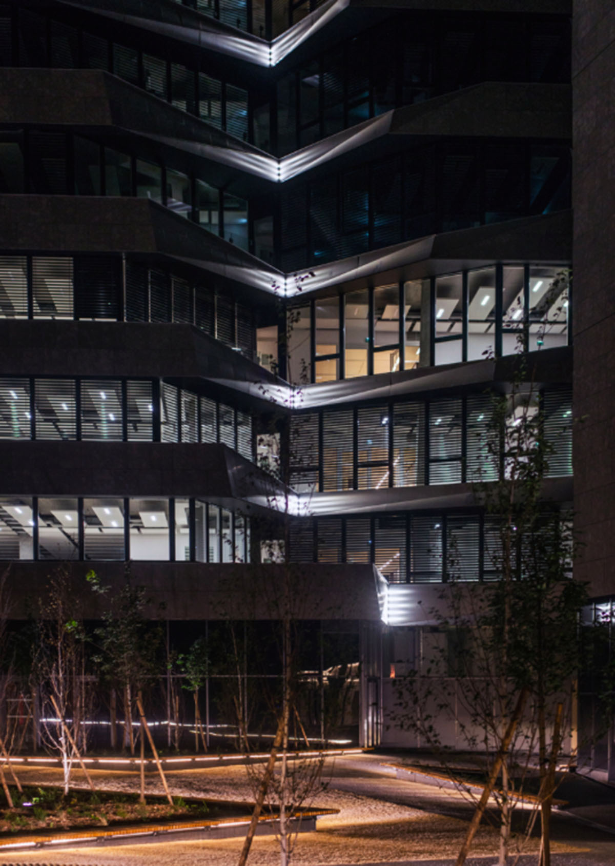 Kengo Kuma’s ’’Hikari’’ reflects the water’s surface in its undulating facade