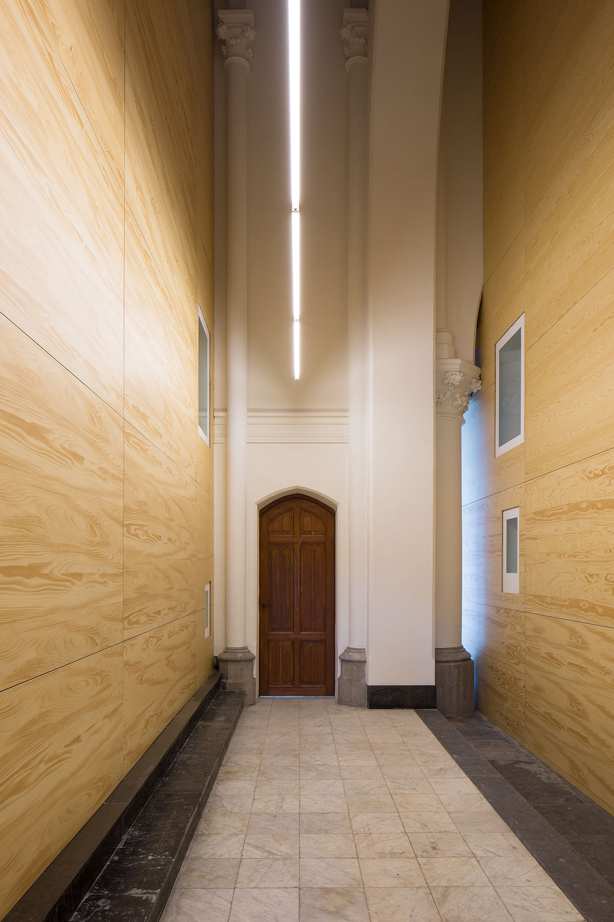Architect Rob Hootsmans converts old church-style chapel into a new school in Belgium