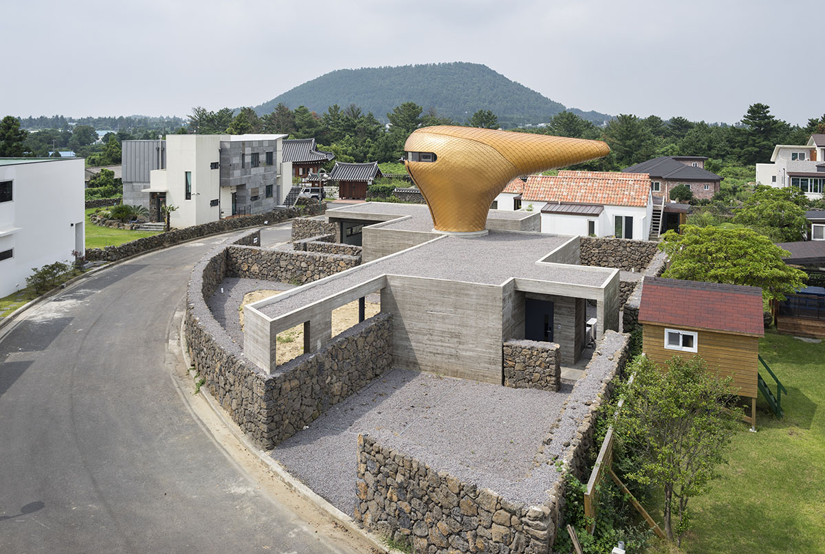 Moon Hoon puts a weird ’’avant-garde’’ piece on wind houses hovering on Jeju Island