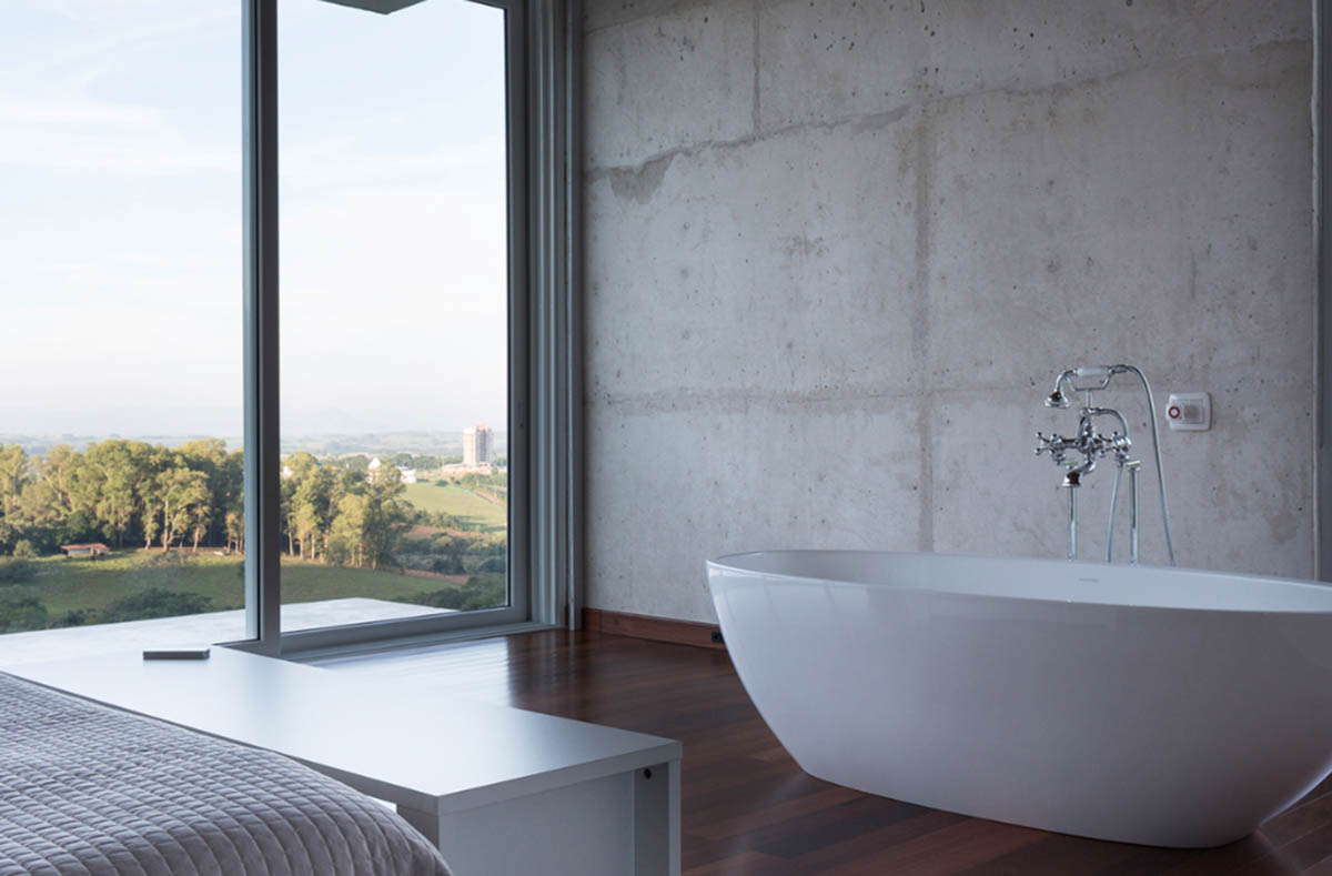 Casa HLM by Rafael Lorentz integrates with landscape presenting a pure view in Brazil