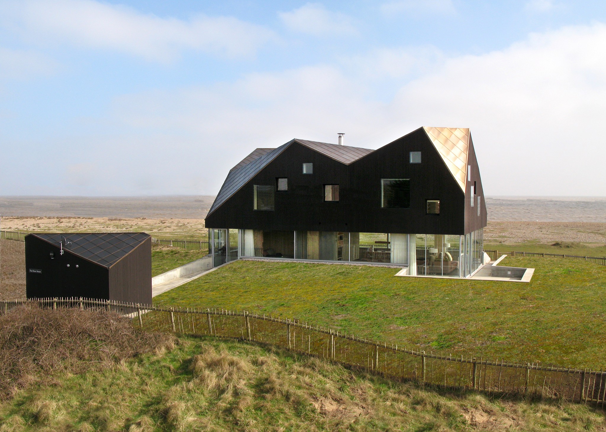 Dune House crushes the glass with its hybrid roof design:looks like a &rsquo;&rsquo;bold hat&rsquo;&rsquo;